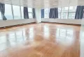 地王大厦188平大厅可容纳40人，一个房间6