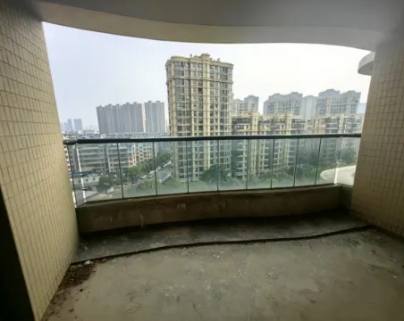 楚天都市佳园4室2厅2卫毛坯