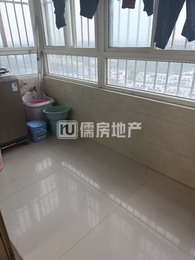 嘉润小区,好位置!好房子!带储藏室10平左右，免大税5