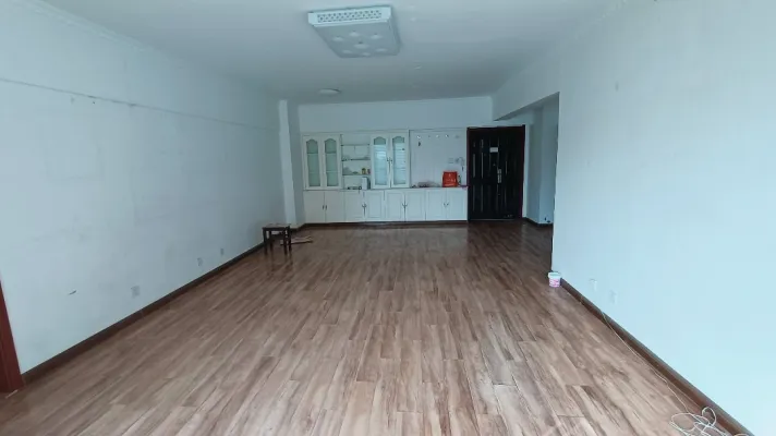 世纪飞马商业中心120㎡2室2厅2卫1阳台普通，多条公交经过