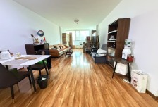华贸公寓三居室精装修，有部分家具，有茶几沙发，需要自配家具